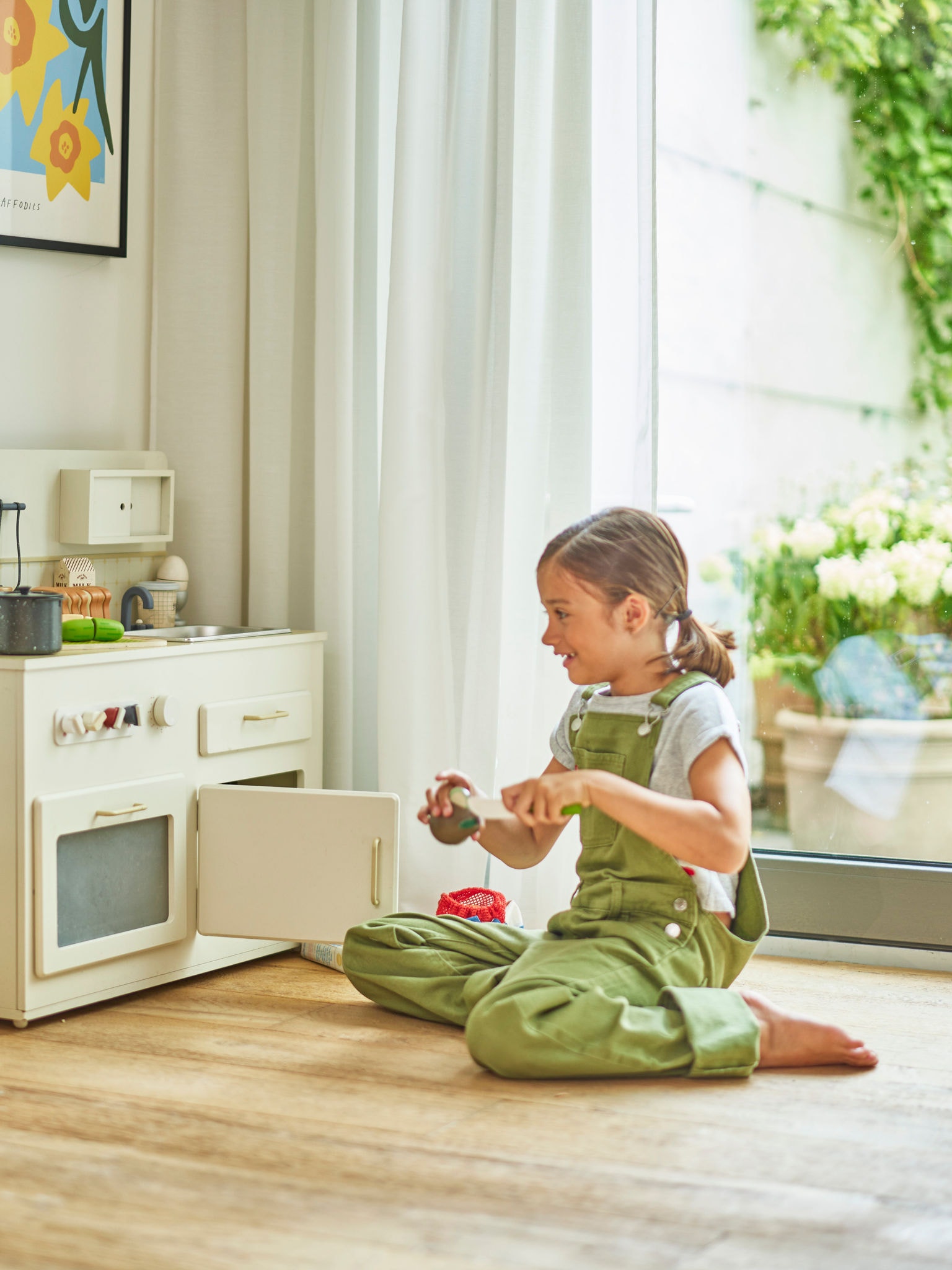 Un bambino gioca sul pavimento in una casa riscaldata in modo confortevole con un sistema a pompa di calore correttamente dimensionato