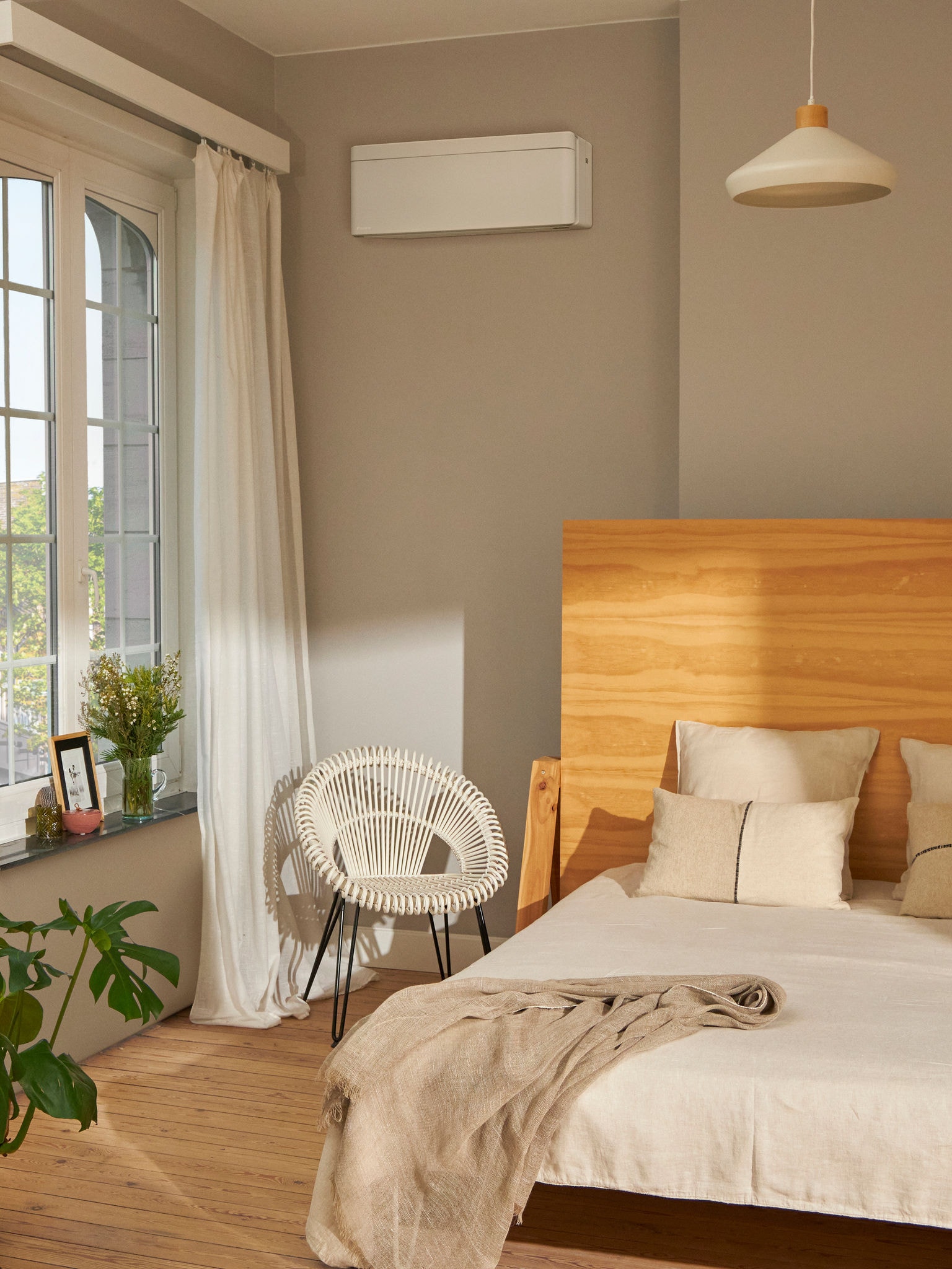 Camera da letto finemente arredata con un climatizzatore a parete bianco