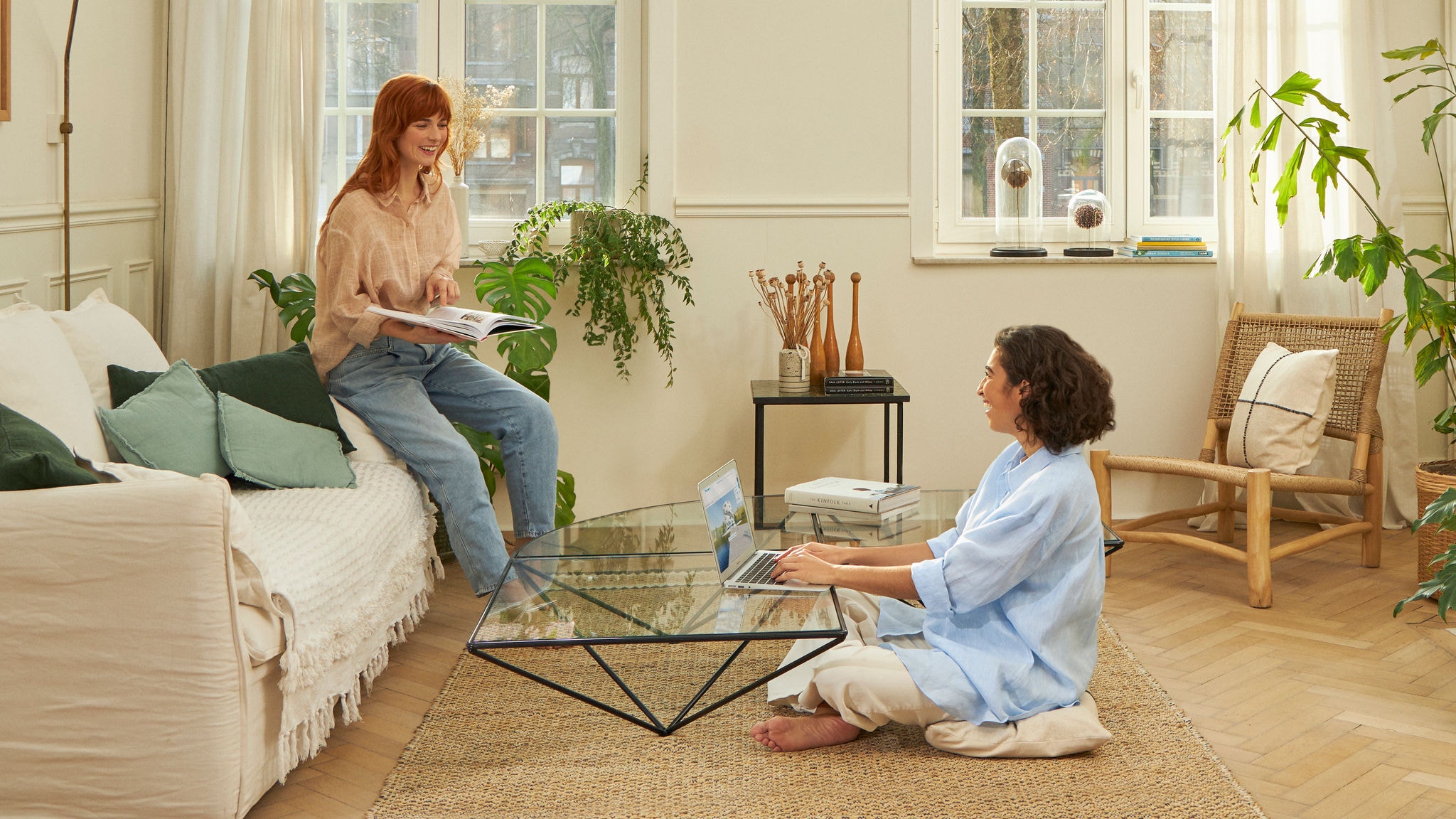 Due donne sedute in soggiorno