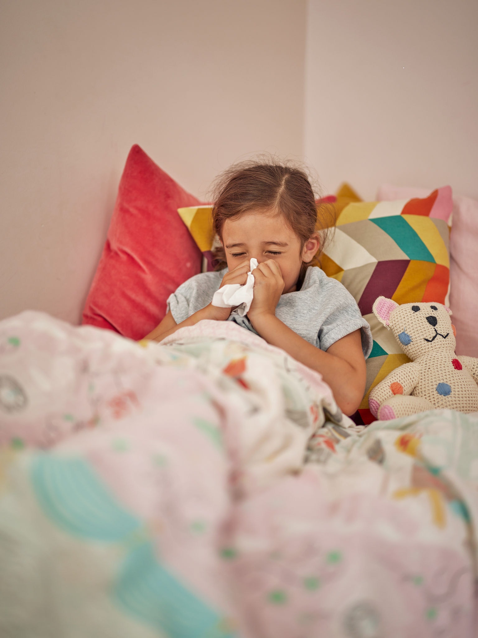 Un bambino affetto da un virus respiratorio a causa della polvere domestica
