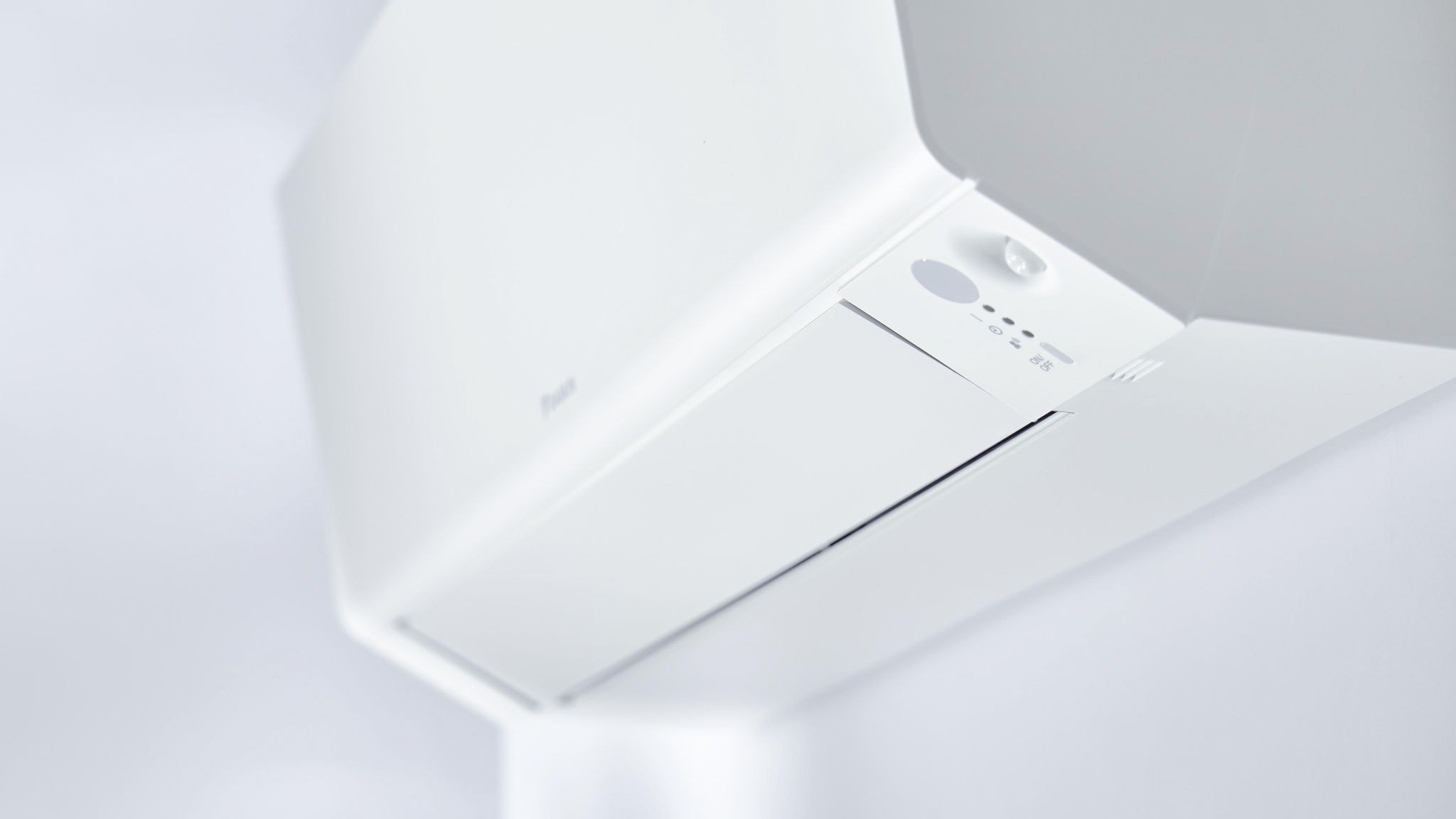 Una coppia sorride felice nella propria casa a una temperatura perfetta Una coppia controlla l’impianto di riscaldamento e raffrescamento tramite il monitoraggio remoto