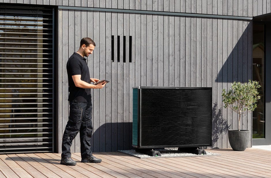 Tecnico installatore con un’unità esterna Daikin Altherma