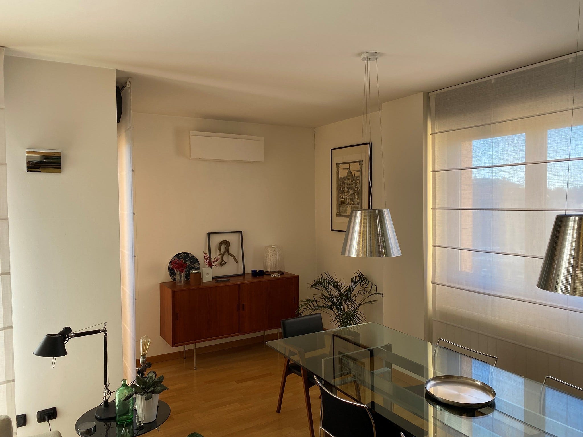 Un soggiorno con un impianto Daikin installato