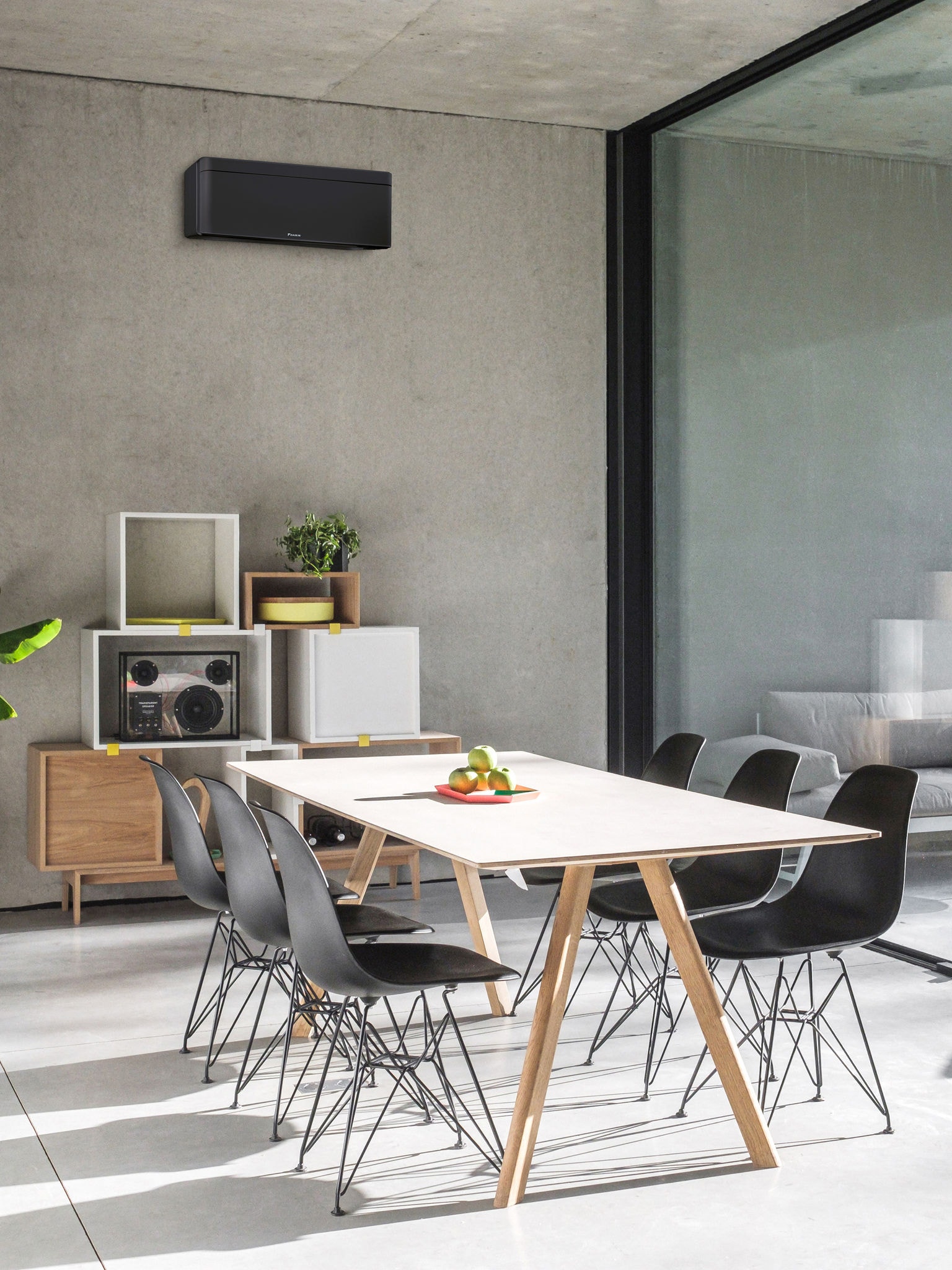 Sala da pranzo con una grande finestra e una pompa di calore aria-aria installata a parete