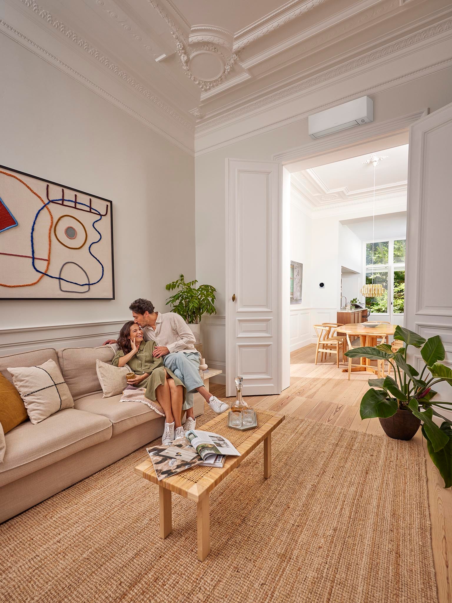 Una coppia si rilassa in casa con un climatizzatore a Inverter, che garantisce il massimo comfort
