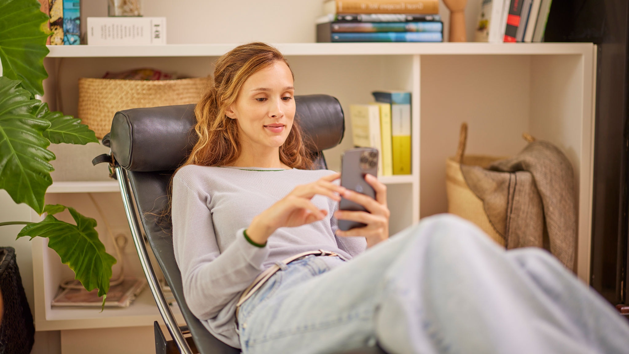 Una donna utilizza l’app Onecta per controllare il proprio purificatore d’aria e ottenere un’aria più sana all’interno della sua casa.