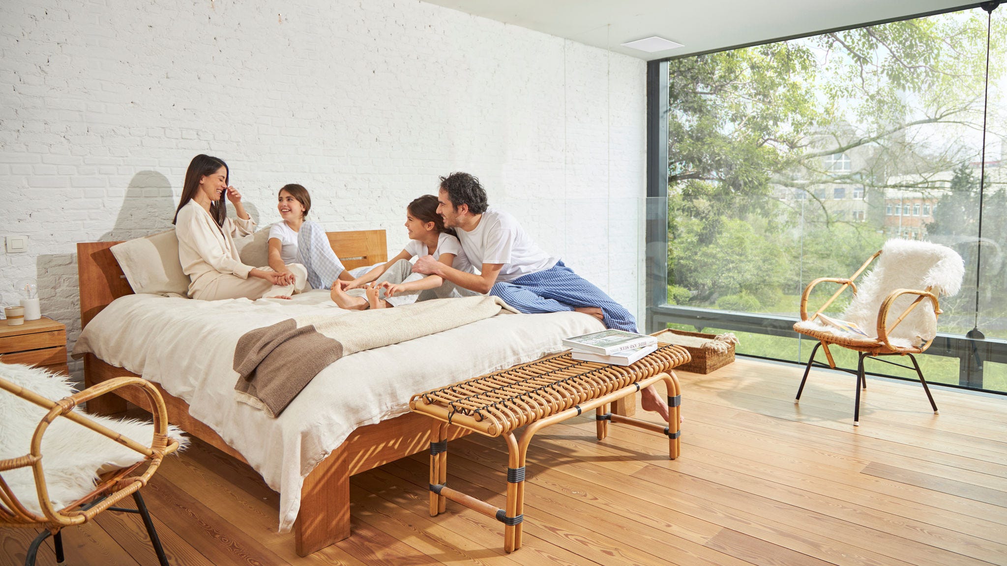 Famiglia di quattro persone che si gode una camera da letto ben ventilata