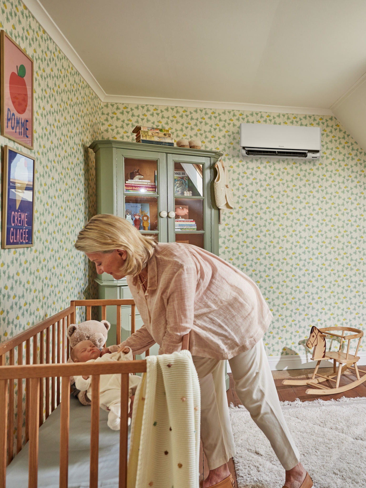 Una madre mette a letto il figlio la sera