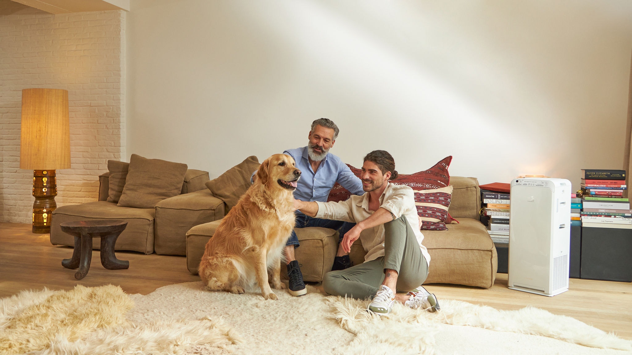 Una famiglia con un cane purifica l’aria con un purificatore