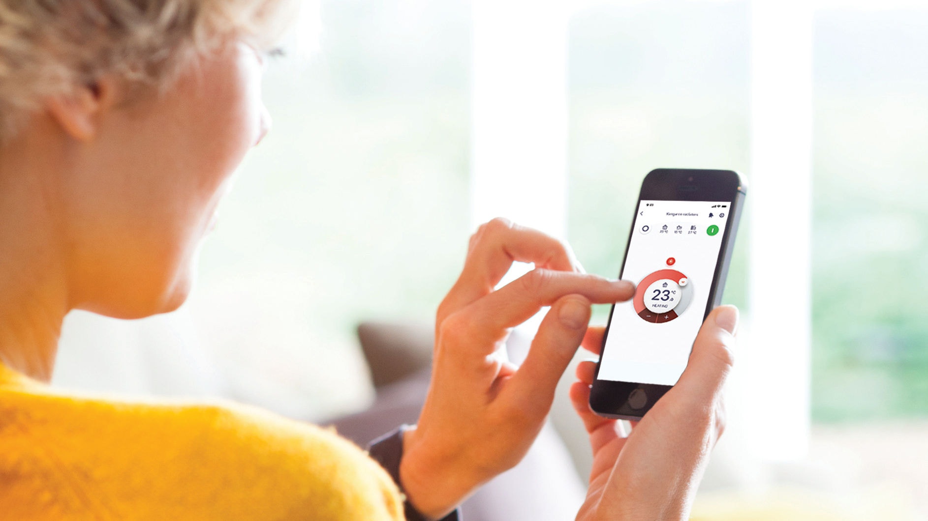 Donna che usa l’app Onecta sul suo smartphone