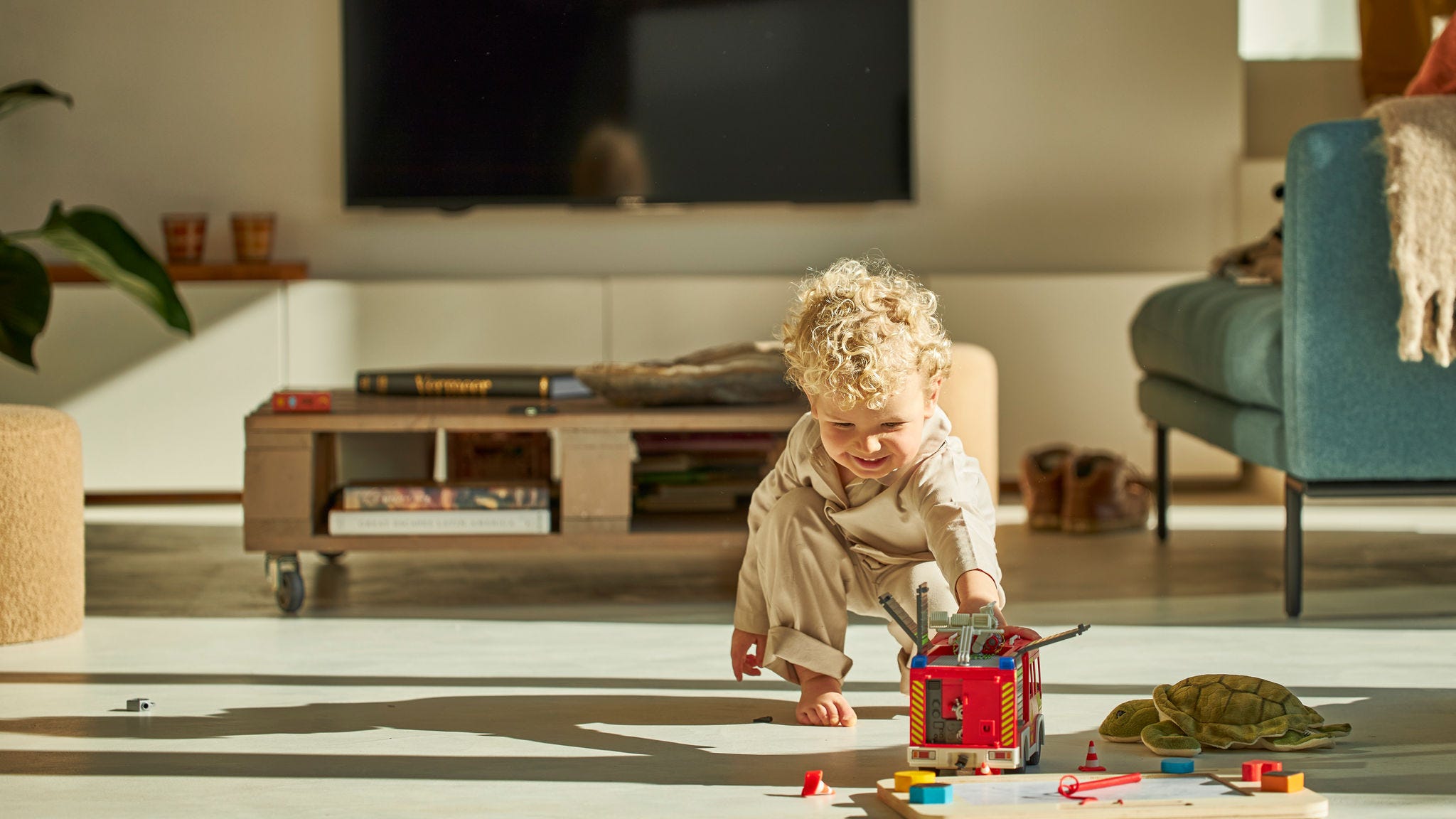 Un bambino gioca con i suoi giocattoli