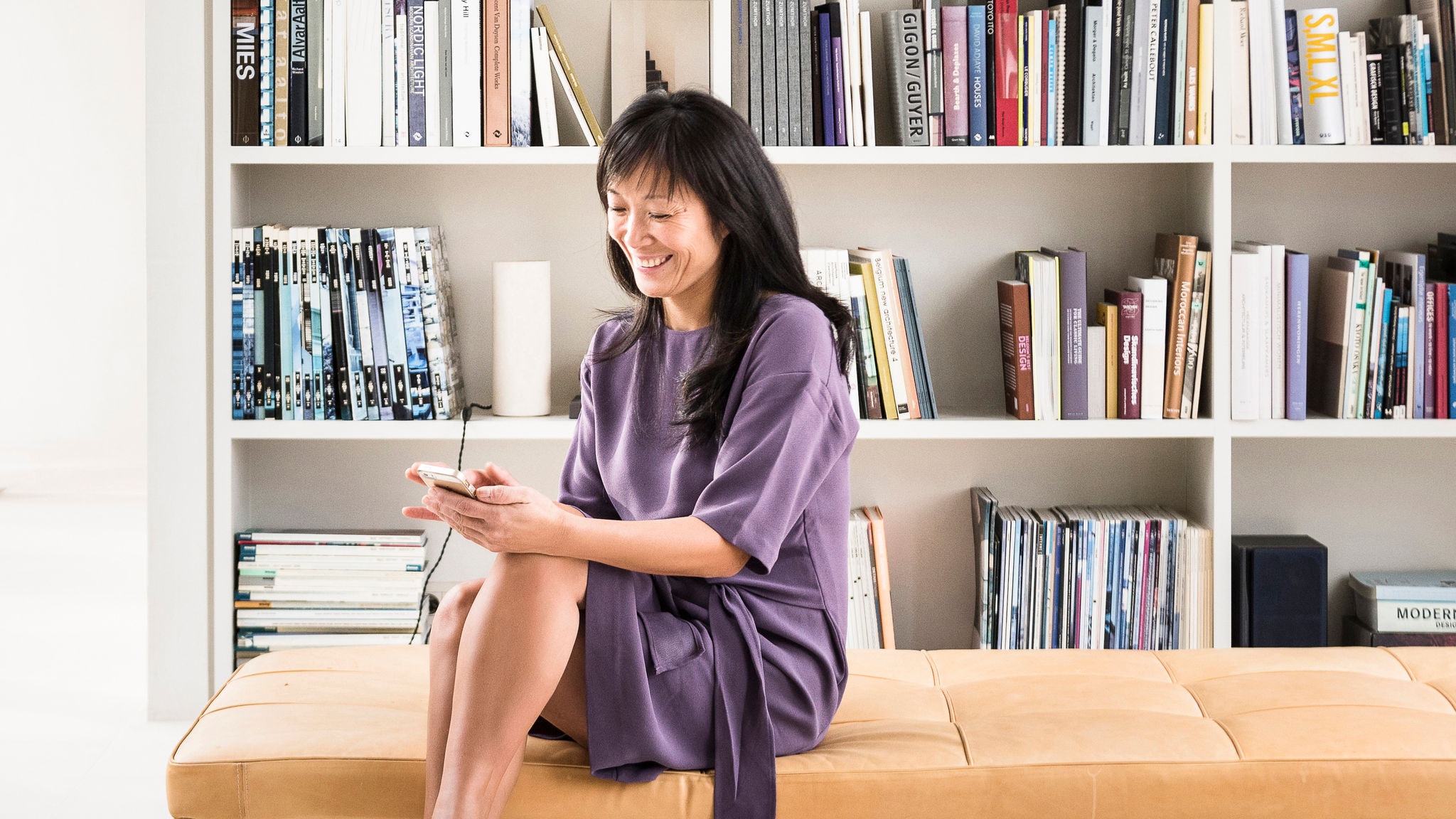 Una donna usa l'app Onecta per controllare il riscaldamento, il raffrescamento e l'acqua calda della propria abitazione