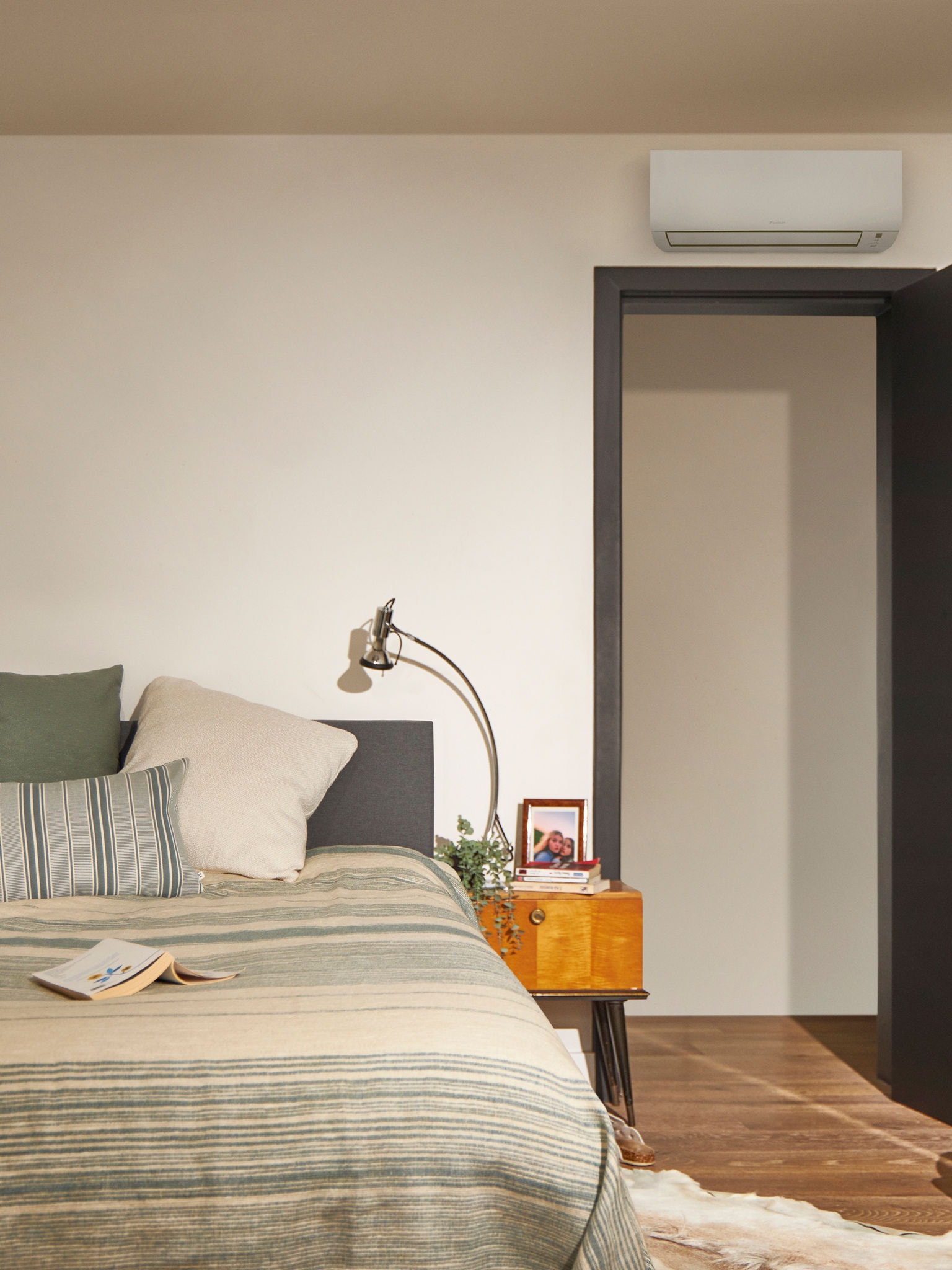 Un’accogliente camera da letto riscaldata da una pompa di calore, che garantisce comfort e risparmi energetici