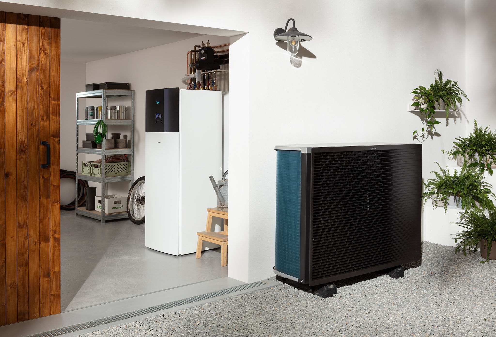 Una pompa di calore Daikin Altherma installata in una rimessa