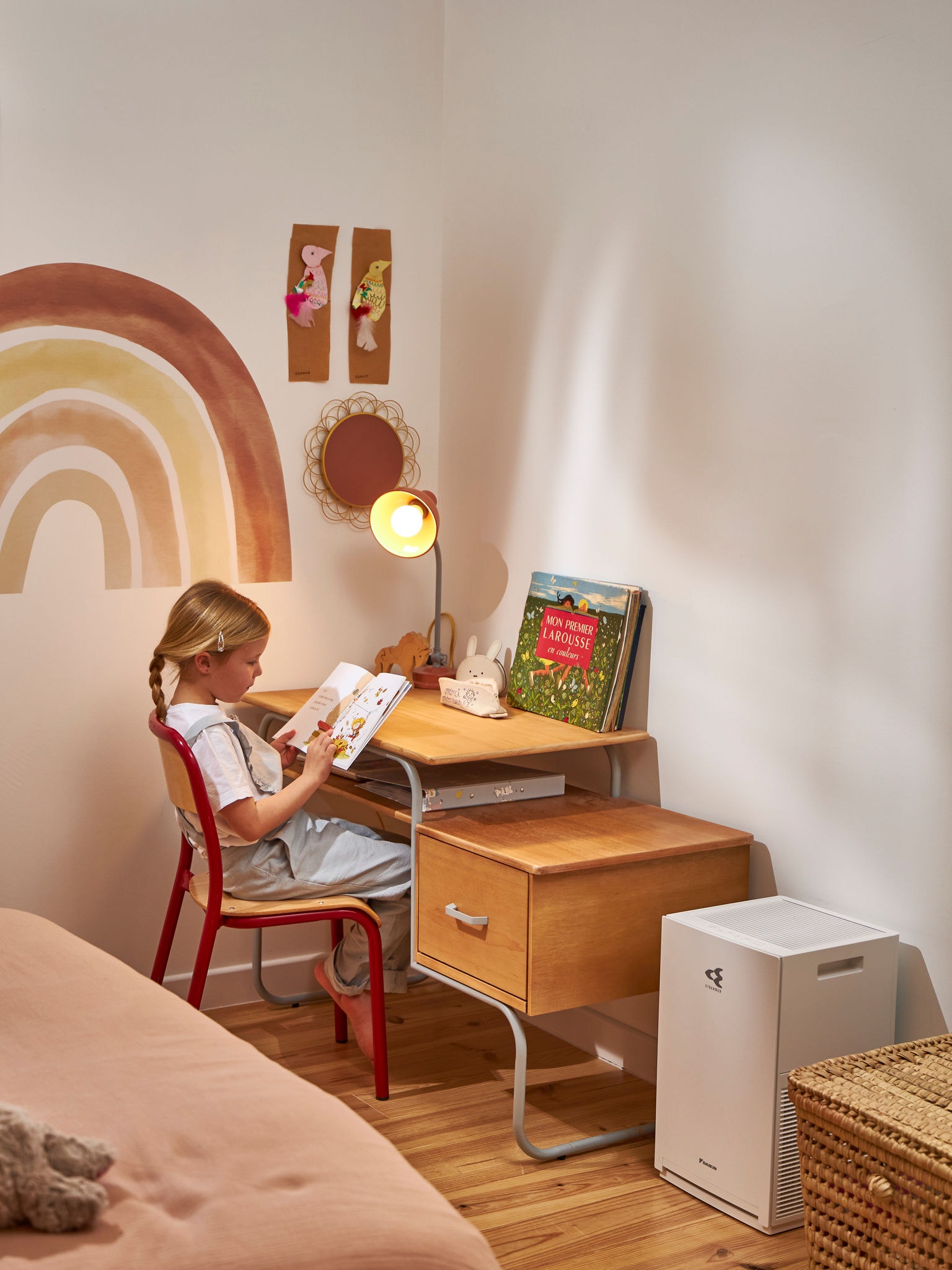 Bambino che legge accanto a un purificatore d'aria