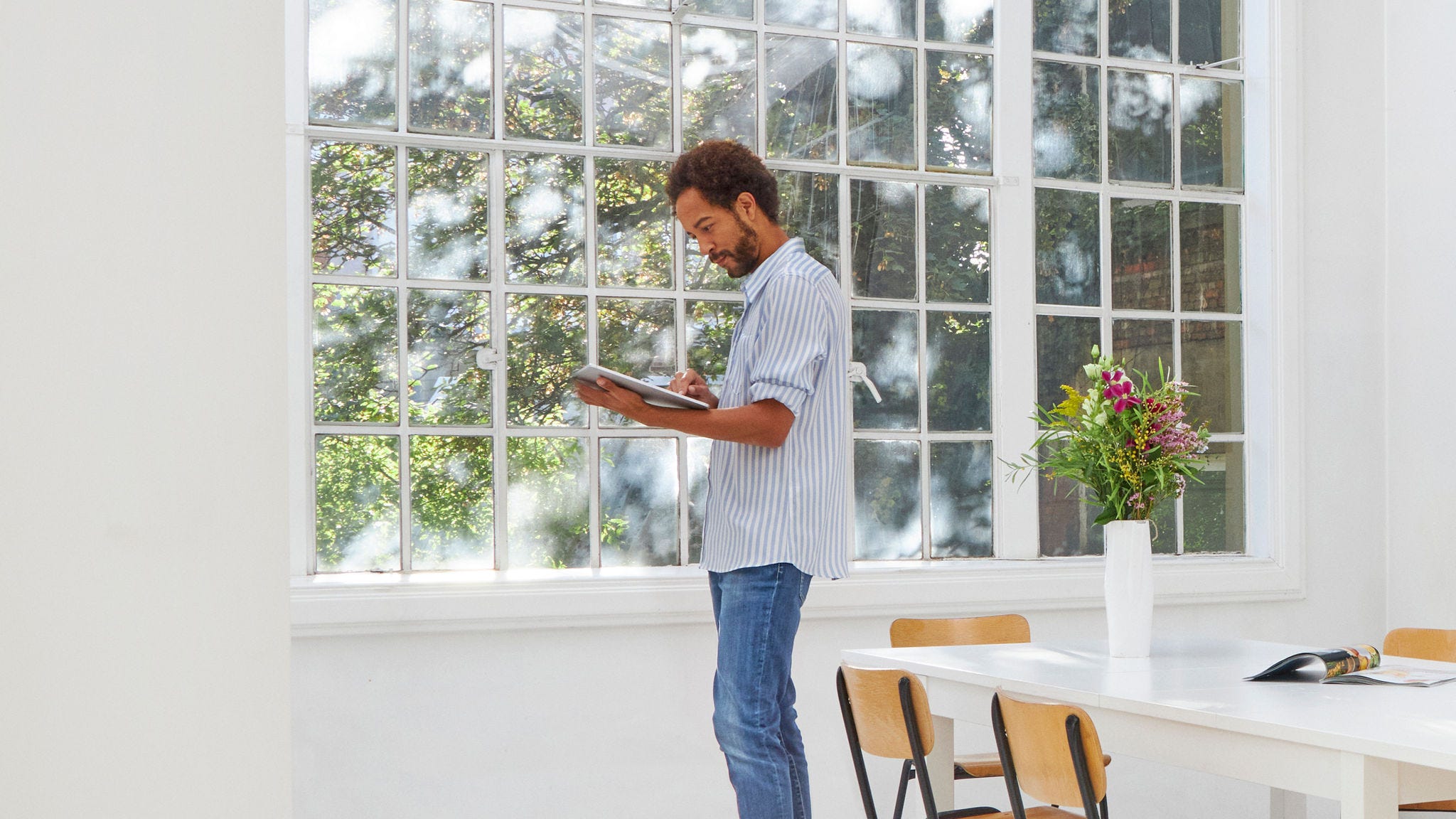 Uomo che esamina le pompe di calore Daikin per sostituire il suo attuale impianto di riscaldamento