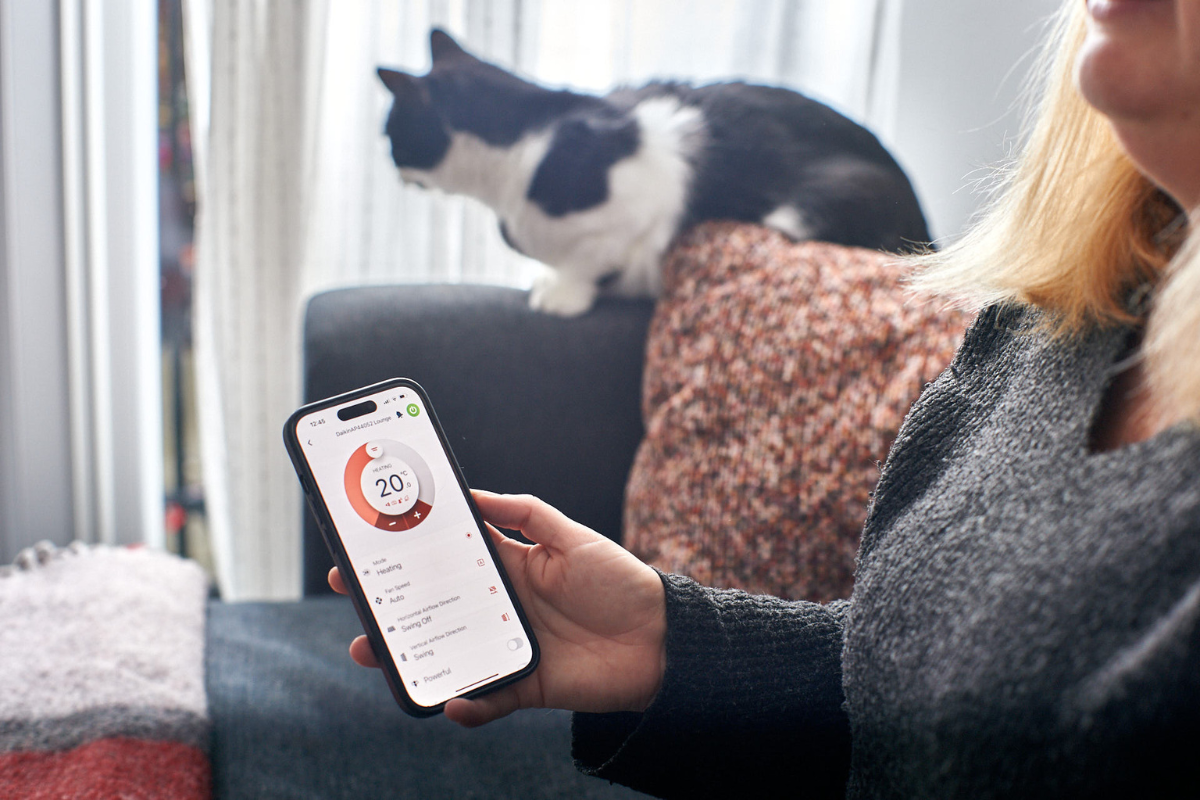 Un bambino e il suo amico a quattro zampe respirano un'aria pulita, priva di peli, forfora e odori