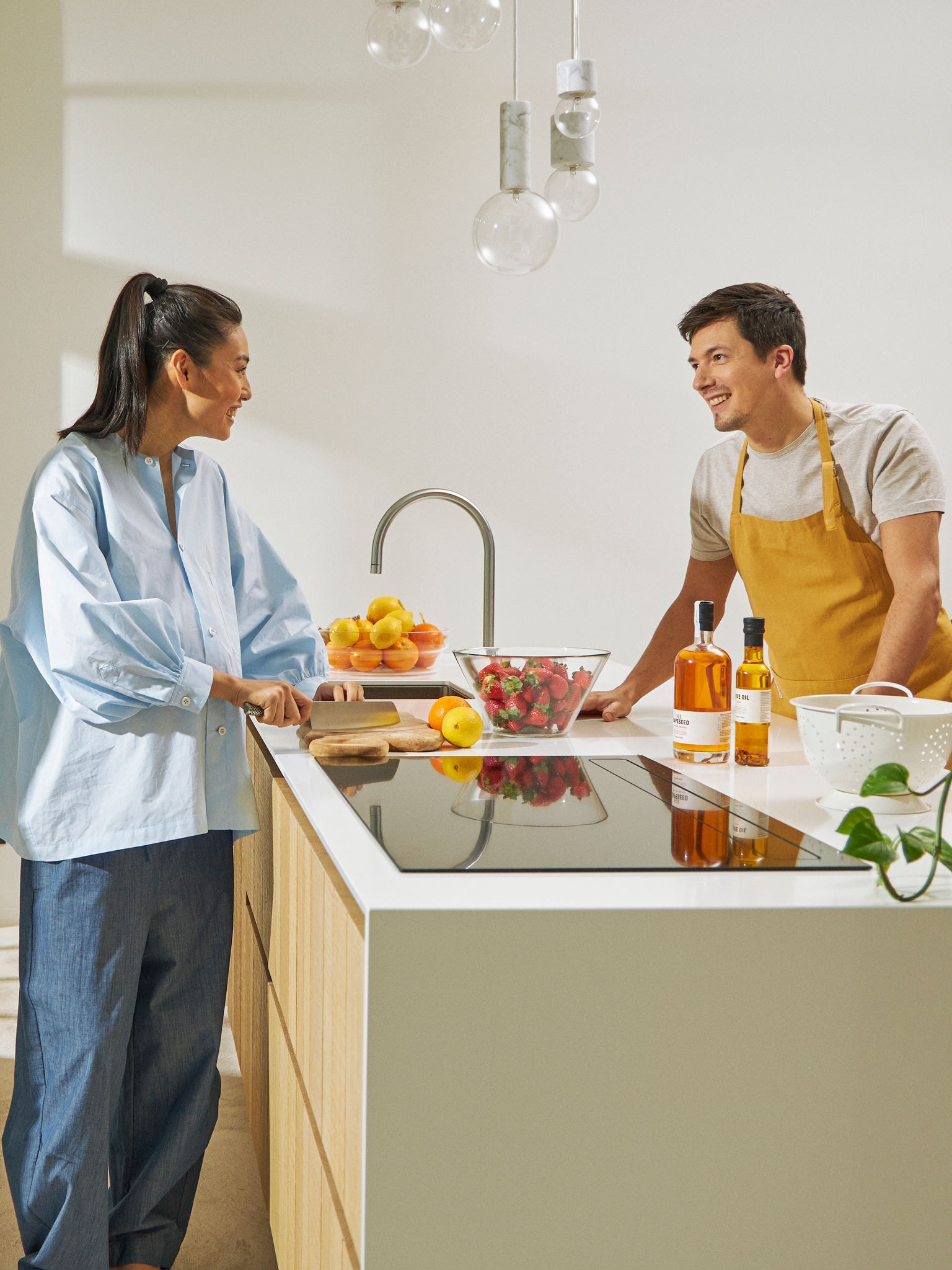 Una coppia in dolce attesa mentre prepara da mangiare in cucina