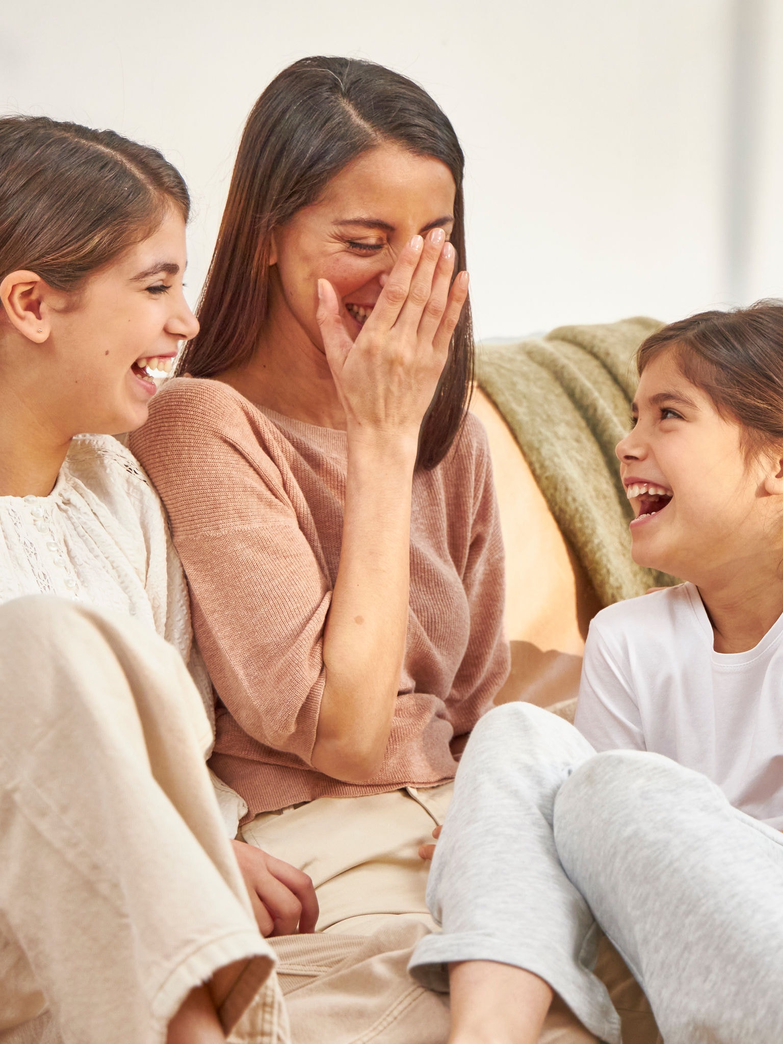 Una madre e le sue figlie si divertono in una stanza perfettamente riscaldata