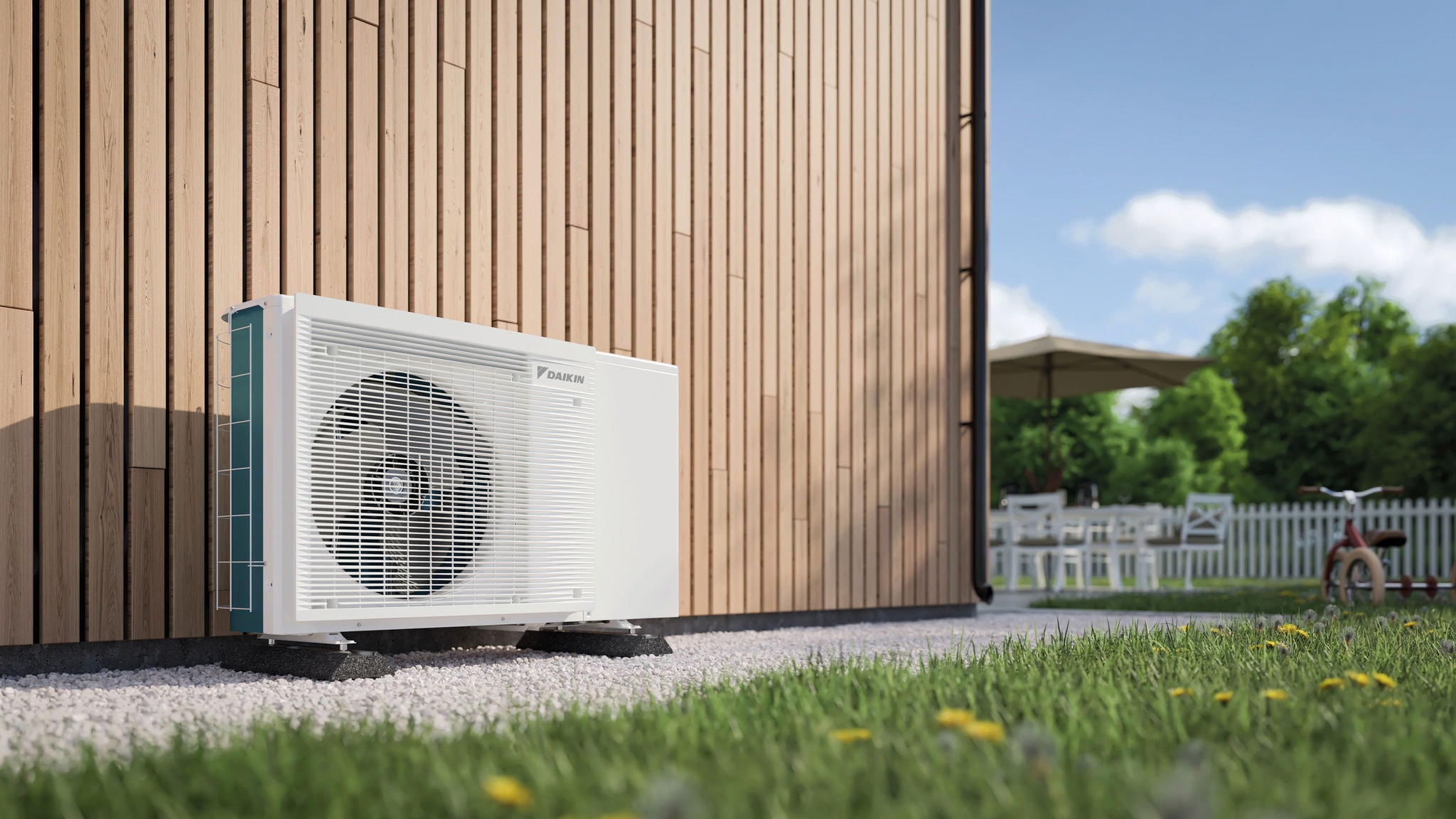 Unità esterna di una pompa di calore installata in un giardino per mostrare che le pompe di calore aumentano il valore delle proprietà