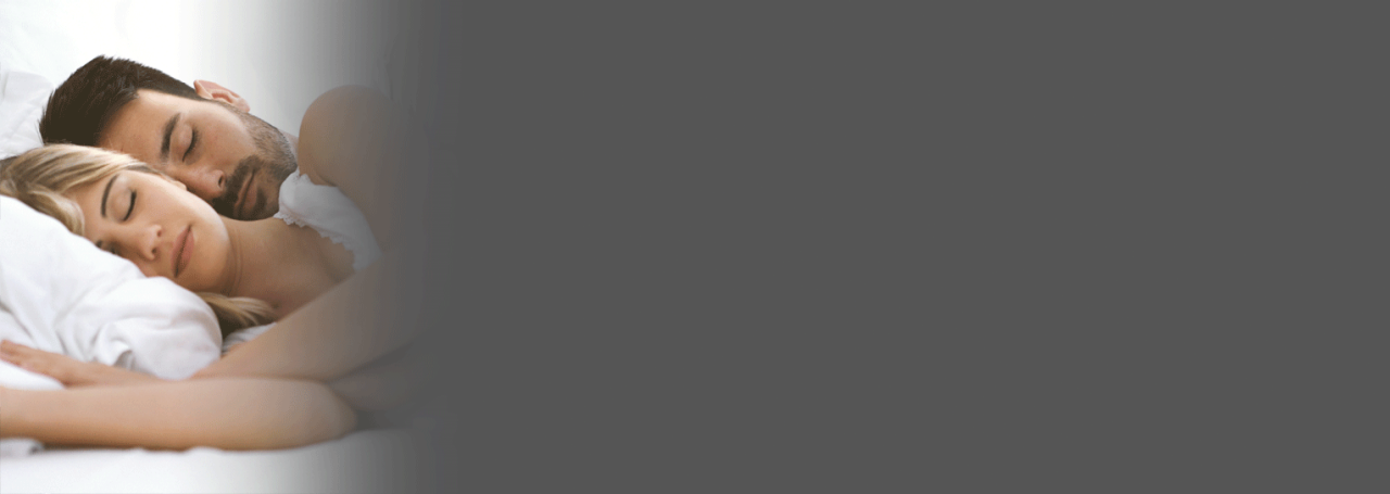 Una coppia riposa tranquillamente