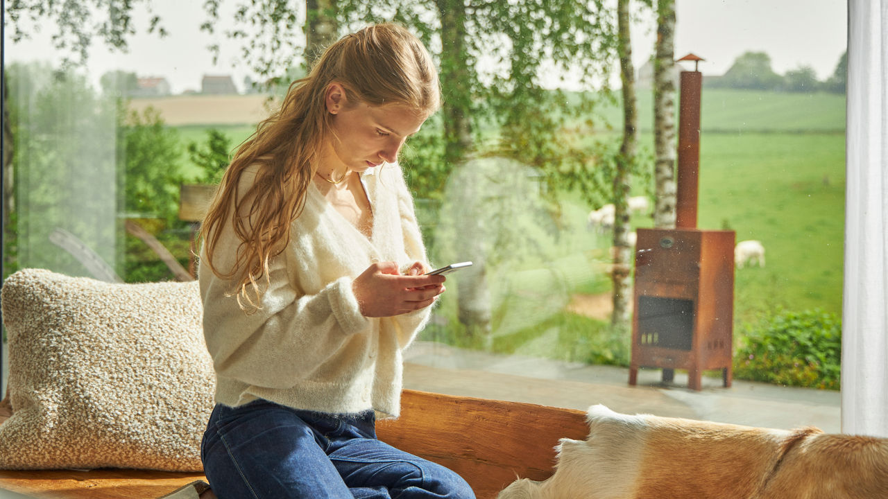 Una donna usa il suo smartphone